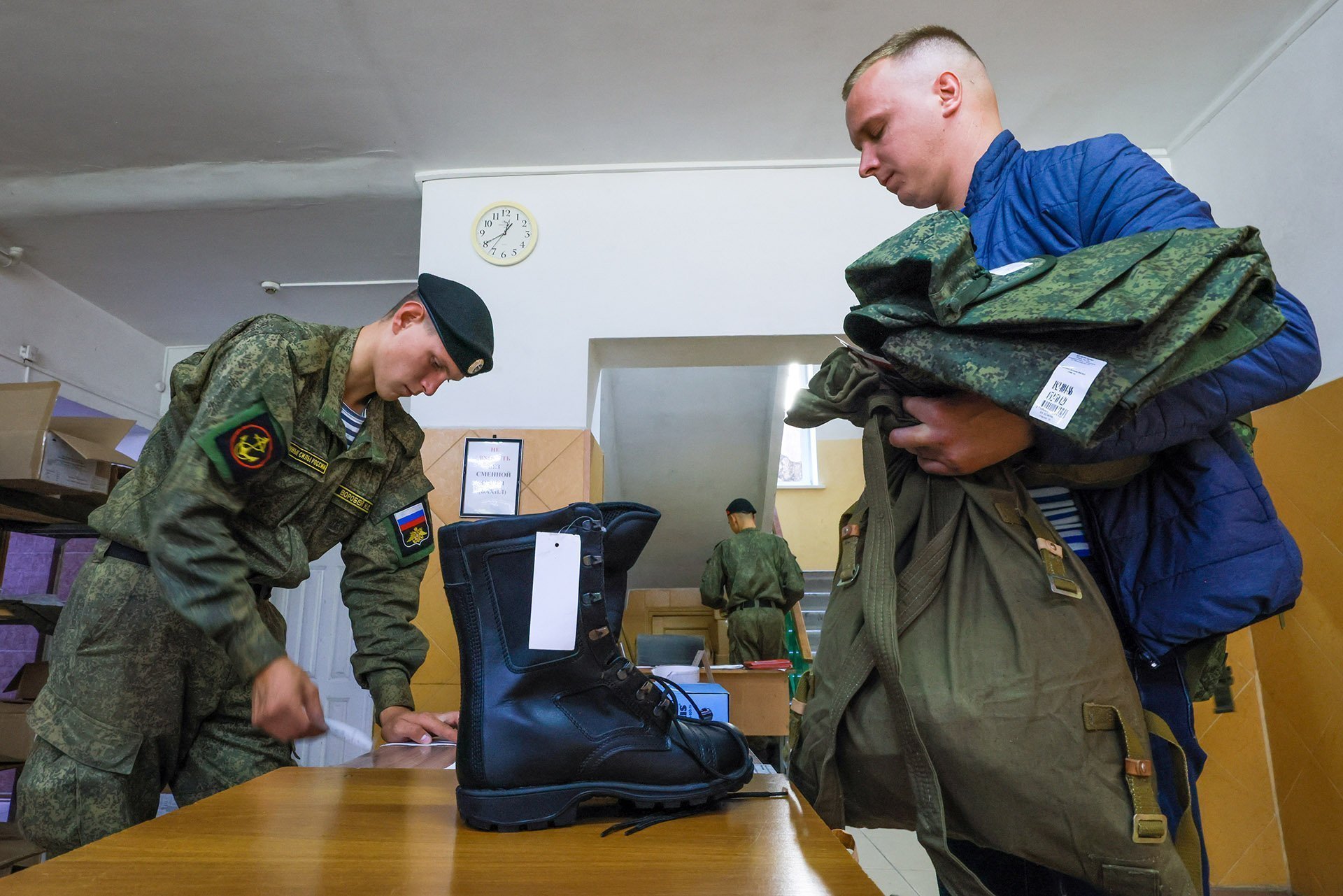 Форму, выданную при мобилизации, после увольнения с военной службы можно  забрать с собой домой? Объясняем.рф